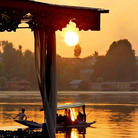 Houseboat Lily Of Nageen Srinagar  Bagian luar foto