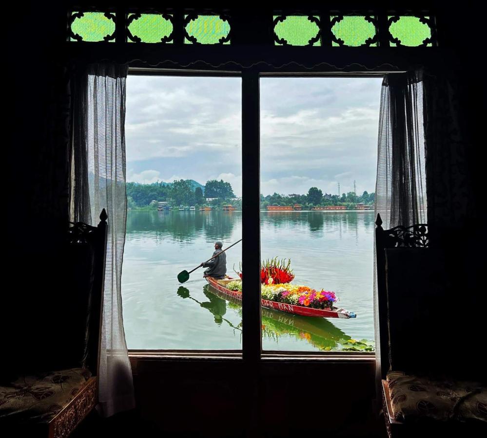 Houseboat Lily Of Nageen Srinagar  Bagian luar foto