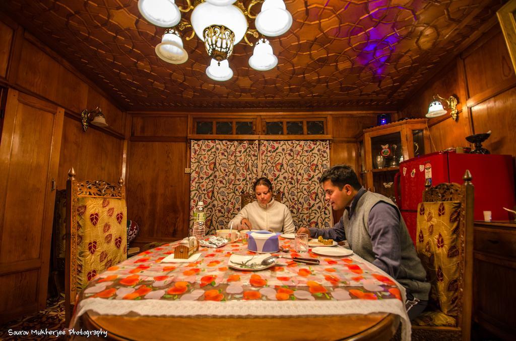 Houseboat Lily Of Nageen Srinagar  Bagian luar foto