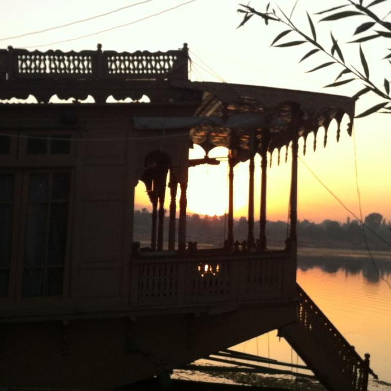 Houseboat Lily Of Nageen Srinagar  Bagian luar foto