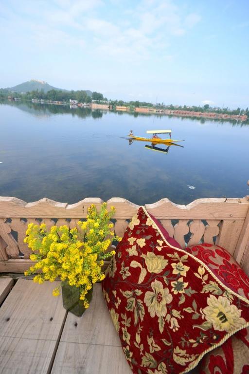 Houseboat Lily Of Nageen Srinagar  Bagian luar foto
