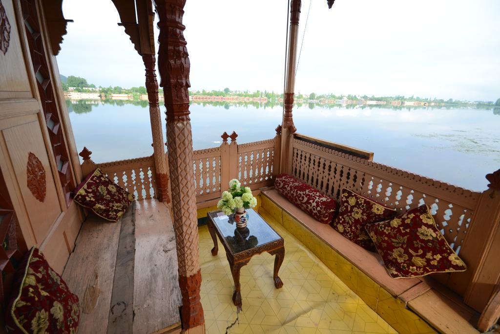 Houseboat Lily Of Nageen Srinagar  Bagian luar foto
