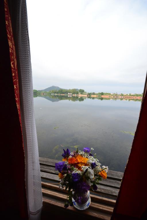 Houseboat Lily Of Nageen Srinagar  Bagian luar foto